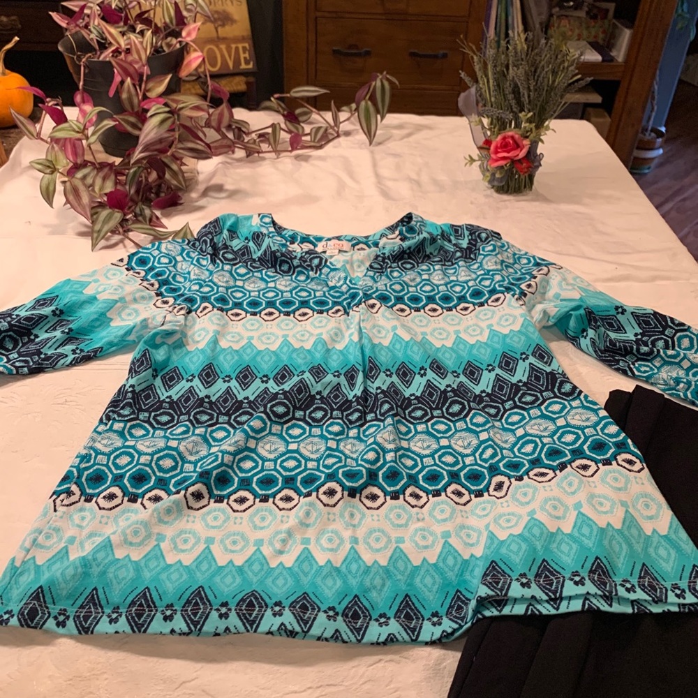 Tunic style blue teal with designs d & co. 3/4 sleeve v neck top‎ size large